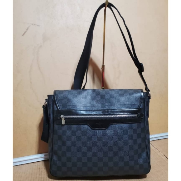 Authentic LOUIS VUITTON Damier Graphite Daniel MM Messenger Bag - Picture 3 of 12